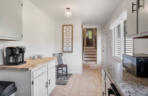 Henrietta House | Cheerful Henrietta 4BDRM. w/Garage - Pets welcome!