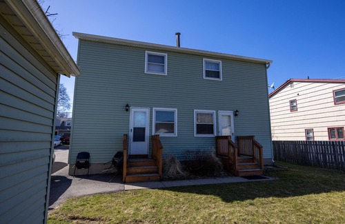 Charlotte House | Cheerful home, Queen mattress, washer and dryer, 1.5 bathrooms, large backyard.