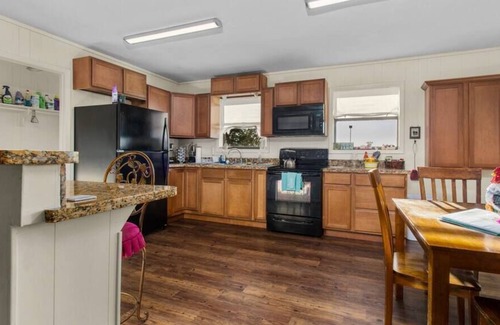 Lufkin House | Cheerful Little Ranch House with a Beautiful View
