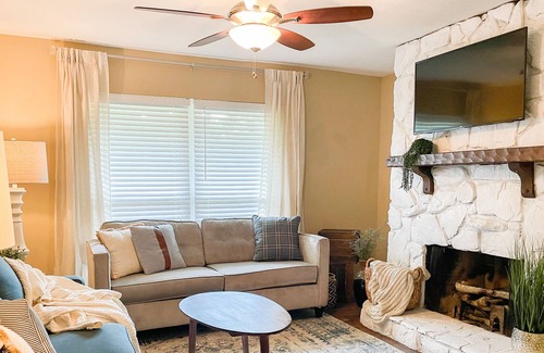 Hattiesburg House | Cheerful Midtown Home near USM & Hospital-Sleeps 8