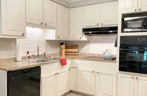 Hattiesburg House | Cheerful Midtown Home near USM & Hospital-Sleeps 8
