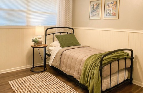 Hattiesburg House | Cheerful Midtown Home near USM & Hospital-Sleeps 8