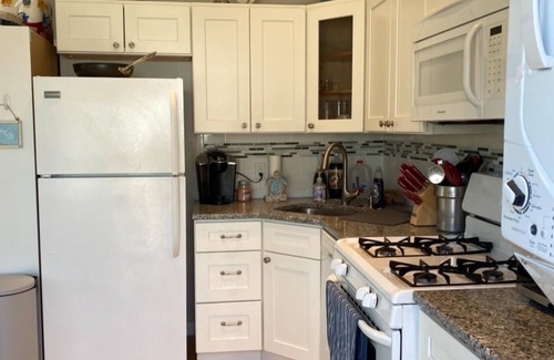 Ocean Beach III Cottage | Cheerful newly renovated 2 bd Beach Cottage in OBIII, Free parking