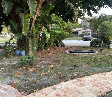 North Miami Beach House | CHEERFUL PRIVATE ROOM 2 MILES AWAY FROM SUNNY ISLES BEACH
