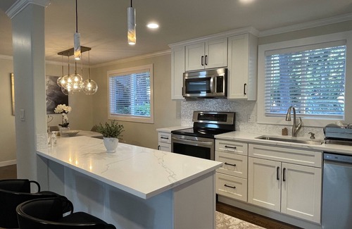 Richmond Highlands House | Cheerful & private 3 bedroom Shoreline home.