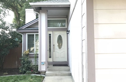 Mira Loma House | Cheerful, spacious house in mid Reno . Close to everything and dog friendly!