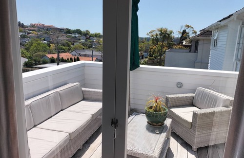 Remuera House | Cheerful sunny house close to waterfront, train, town and OBV