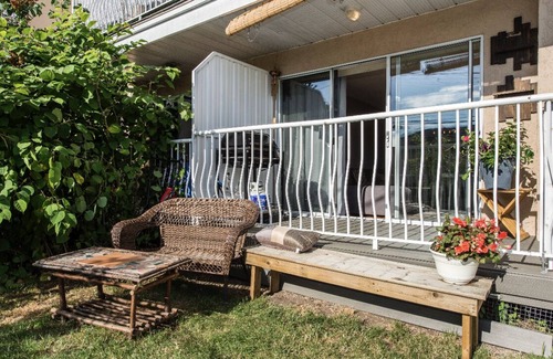 Riley Park Condo | Cheery bright condo with garden space in lively neighborhood