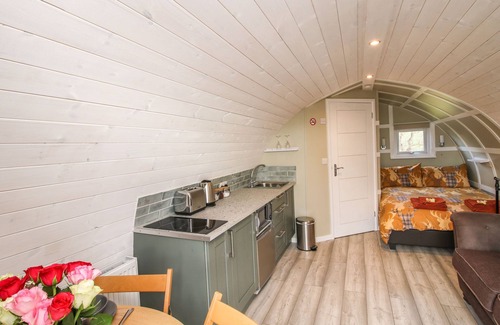 Lyth Hill Cottage | CHERRY POD 2, pet friendly, with a garden in Meole Brace