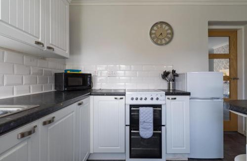 Ashington House | Chestnut House - Sleeps 4 - Pet friendly -Parking