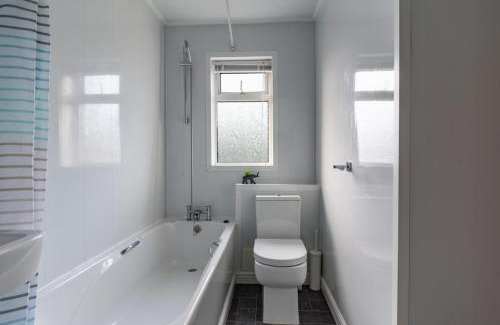 Ashington House | Chestnut House - Sleeps 4 - Pet friendly -Parking