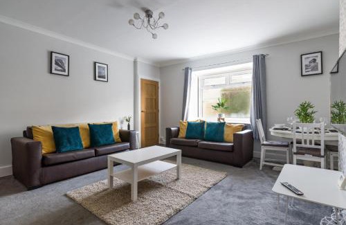 Ashington House | Chestnut House - Sleeps 4 - Pet friendly -Parking