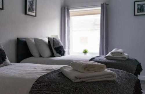 Ashington House | Chestnut House - Sleeps 4 - Pet friendly -Parking