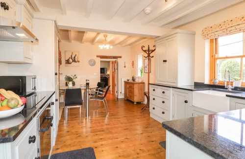 Belper Cottage | CHEVIN VIEW, pet friendly, character holiday cottage in Belper