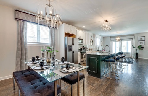 Tri-Taylor Apartment | Chi-Town Chill - Get Anywhere in the City from This Perfectly Located Duplex by AllSet Turnover