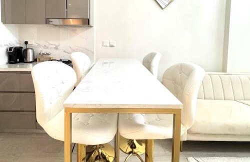 Nad Al Sheba Apartment | Chic 1BR Apartment with Pool View in Medyan