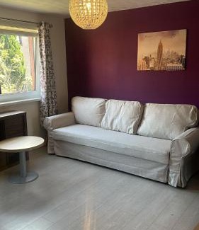 East Pilton Apartment | Chic 2 Bed Apartment with Free Parking- Recently Redecorated, 10 Minutes to City Centre