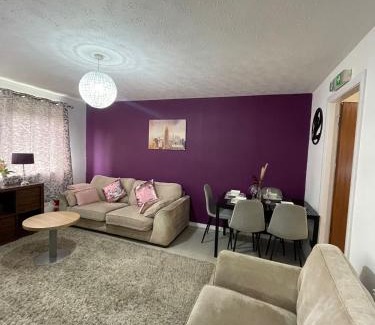 East Pilton Apartment | Chic 2 Bed Apartment with Free Parking- Recently Redecorated, 10 Minutes to City Centre