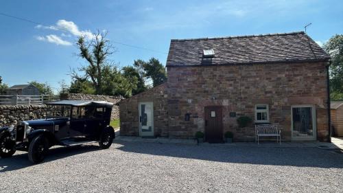 Winkhill House | Chic 2 Bed Peak District Cottage Barn - Alton Towers, Scarefest, Polar Bears, Chatsworth