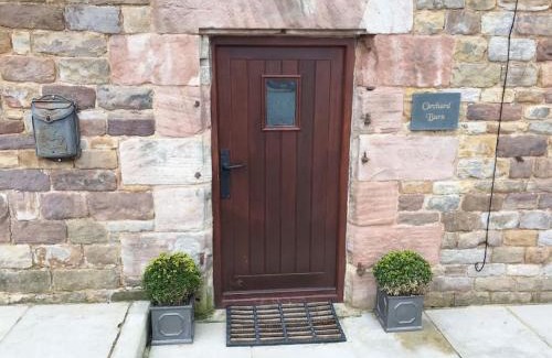 Winkhill House | Chic 2 Bed Peak District Cottage Barn - Alton Towers, Scarefest, Polar Bears, Chatsworth