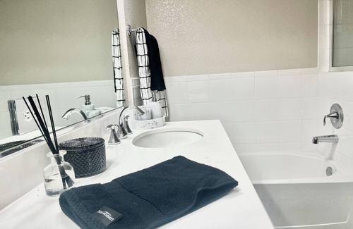San Bruno Apartment | Chic 2-bedroom apartment with WiFi, AC in marvelous San Bruno 5 min from SFO