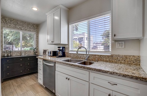 Ladera Heights House | Chic 2-Bedroom Escape in Prime Los Angeles Location - HUD-VP