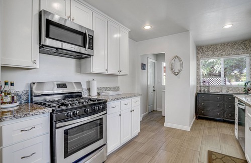 Ladera Heights House | Chic 2-Bedroom Escape in Prime Los Angeles Location - HUD-VP