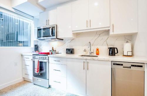 Downtown Toronto Hotel | Chic 2BR Basement Suite 2BR Toronto Getaway near Downtown - The Roland