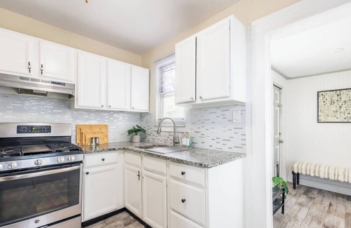 West Palm Beach House | Chic 2BR Palm Breeze Retreat Coastal Style Near Beaches & Downtown WPB