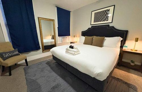 Sheffield and DePaul Apartment | Chic 3BR Hideout in Lincoln Park - Lincoln 3