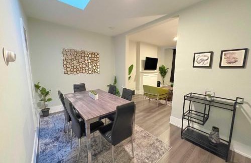 Sheffield and DePaul Apartment | Chic 3BR Hideout in Lincoln Park - Lincoln 3
