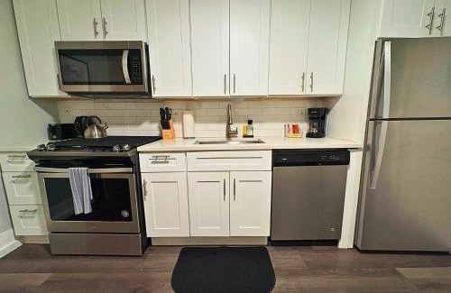 Sheffield and DePaul Apartment | Chic 3BR Hideout in Lincoln Park - Lincoln 3