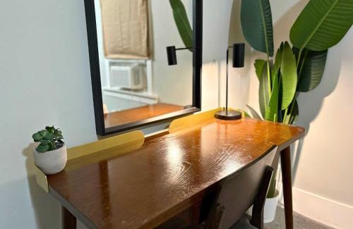 Sheffield and DePaul Apartment | Chic 3BR Hideout in Lincoln Park - Lincoln 3