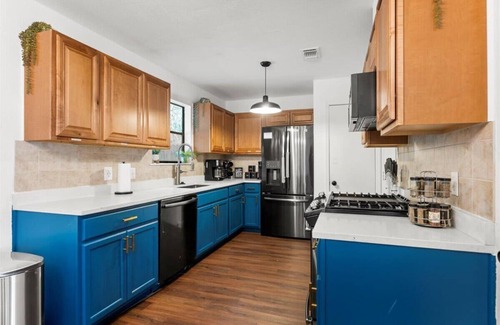 Austin Apartment | Chic 3BR Retreat by DT, Domain & Q2 Stadium