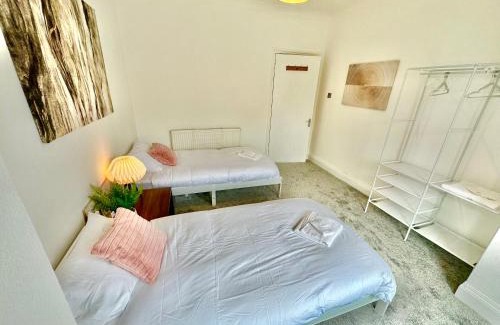Bournemouth Apartment | Chic Apartment in Central Bournemouth with Parking
