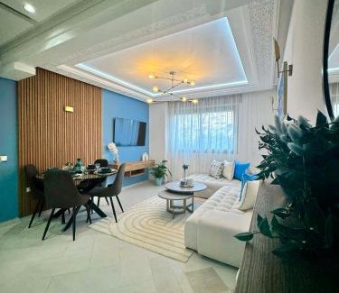 Secteur Touristique Apartment | Chic beachside Apt,Mountain view