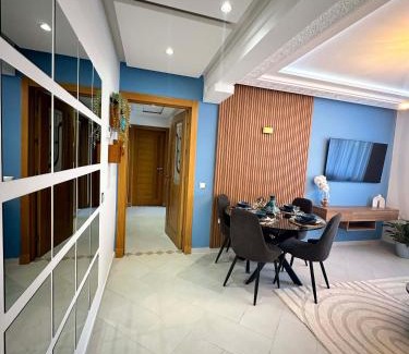 Secteur Touristique Apartment | Chic beachside Apt,Mountain view