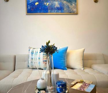 Secteur Touristique Apartment | Chic beachside Apt,Mountain view
