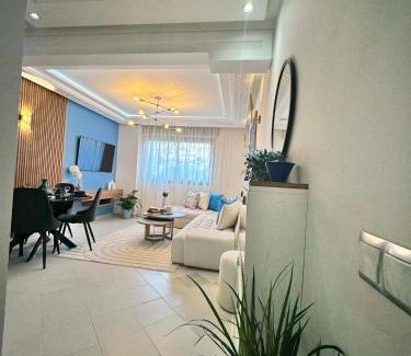 Secteur Touristique Apartment | Chic beachside Apt,Mountain view