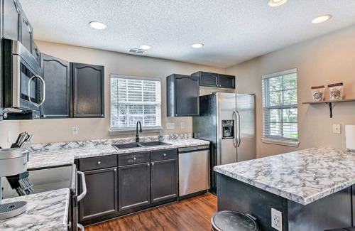 Charlotte House | Chic Charlotte Townhome w/Community Pool