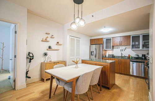 Rincon Hill Apartment | Chic City Getaway in the Heart of Urban Lansing - A Perfect Escape Awaits #41904
