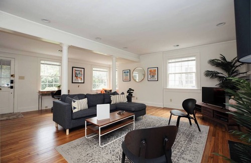 Montgomery House | Chic Cloverdale Park:Walk to El Rey, Capri & Park!