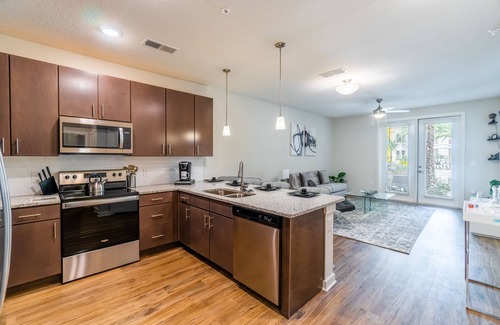 Deerwood Apartment | Chic Contemporary Apt on 1st Floor W/Garage Parking