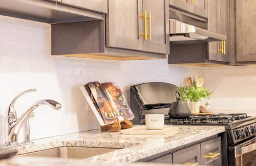 Harlem Apartment | Chic Designer Apt for 6, City Skyline Views, near Times Square!