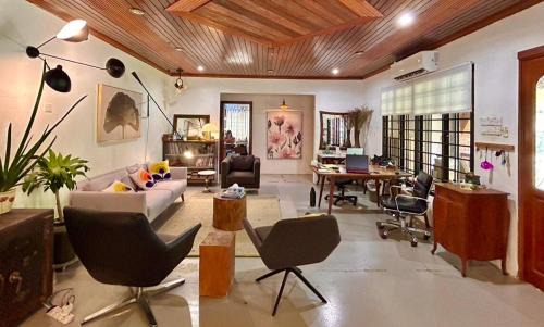 Tunku Apartment | Chic Designer Bedroom near LRT SS1 PJ