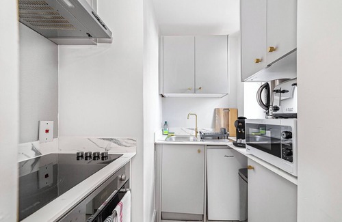 The City of London Apartment | Chic Flat with Stunning City Views
