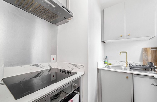 The City of London Apartment | Chic Flat with Stunning City Views