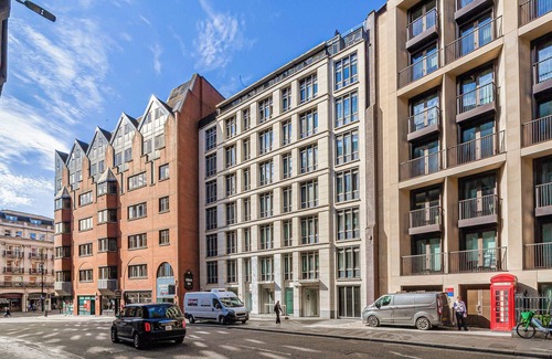 The City of London Apartment | Chic Flat with Stunning City Views