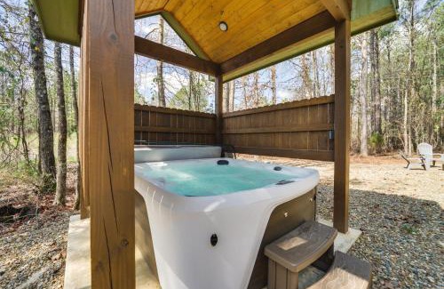 Broken Bow House | Chic Forest Hideaway in Broken Bow with Hot Tub