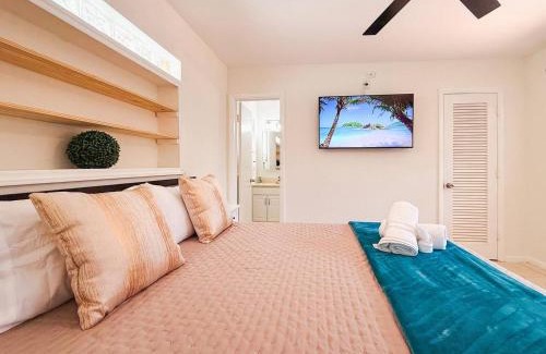 Fort Lauderdale House | Chic Fort Lauderdale Escape Pool Lake Views